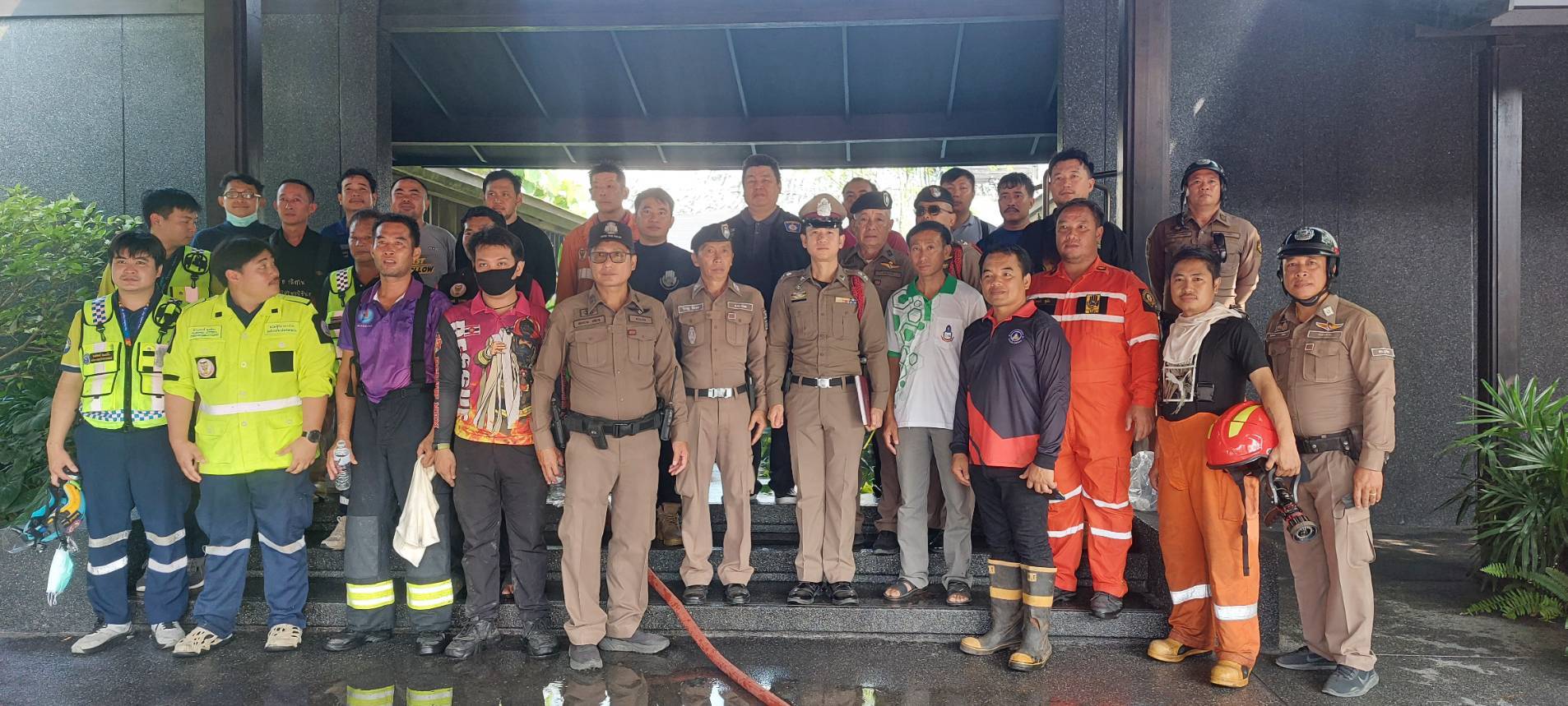 🚨สภ.ภูเพียง ตรวจสอบและอำนวยความสะดวกเหตุเพลิงไหม้โรงแรม สฐา รีสอร์ท ต.ท่าน้าว 🚒🔥